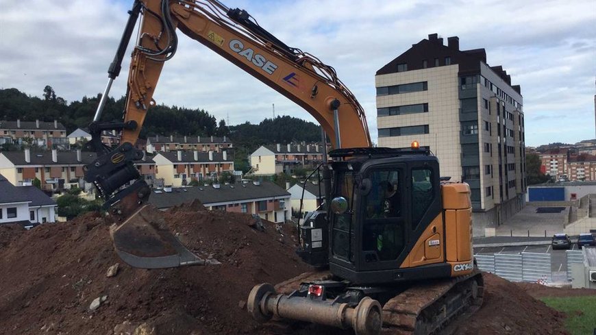 EXCAVACIONES BERGANTIÑOS APROVECHA LA VERSATILIDAD DE CASE CX145D SR: DE NOCHE EN LAS VÍAS DE TREN Y DE DÍA EN OBRAS CIVILES